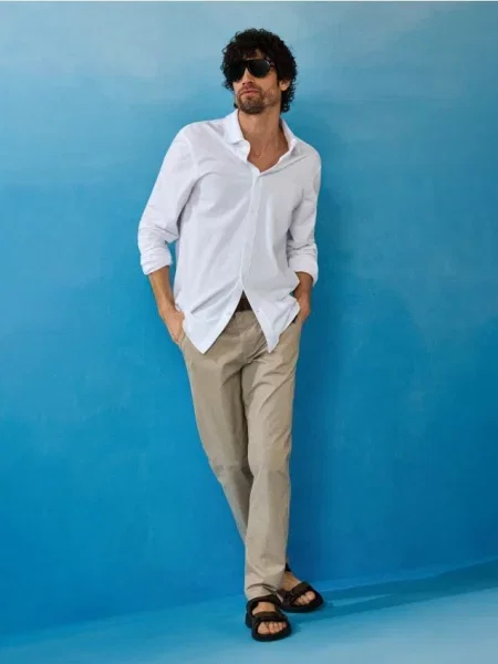 Sinsay Spodnie chino slim z kremowy