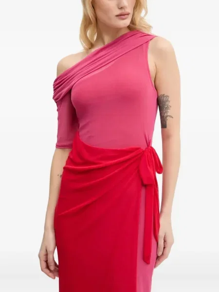 Rochie midi Never Fully Dressed până la genunchi cu un umăr gol de costum roz
