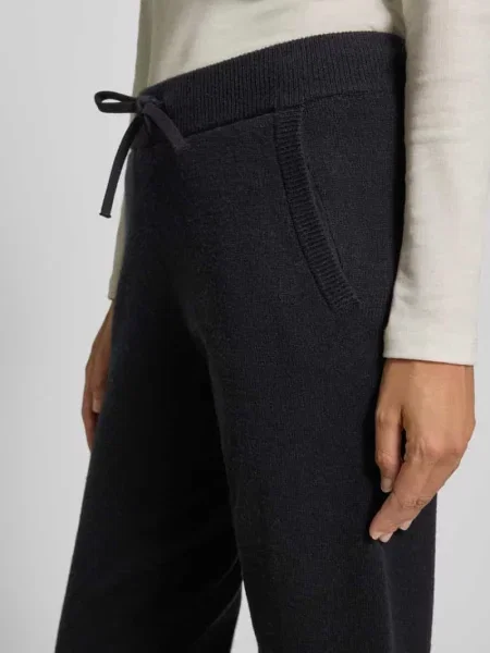 Spodnie dresowe o kroju slim fit z Christian Berg Woman czarny
