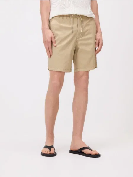 Reserved Pantaloni scurți regular verde-oliv deschis verde