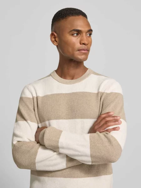Sweter z dzianiny ze wzorem w i okrągłym dekoltem Mcneal brązowy