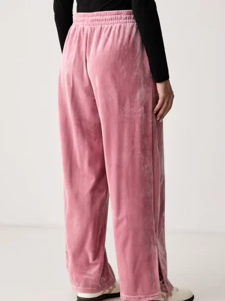 Puma spodnie dresowe welurowe Essentials Elevated różowe