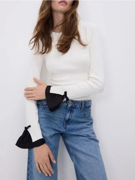 Reserved Джемпер з бантами кремовий 