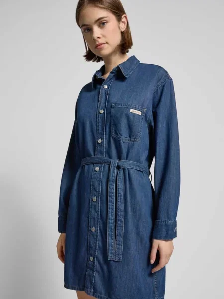 Sukienka jeansowa o długości do kolan z kieszenią na piersi Calvin Klein Jeans niebieska