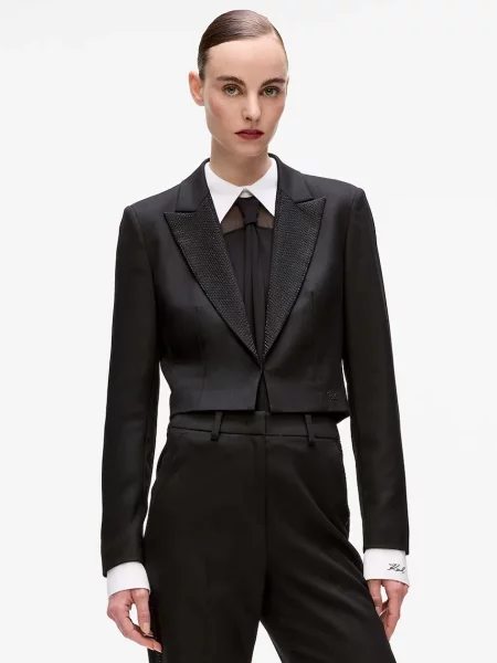 Karl Lagerfeld sacou un singur rând de uni negru