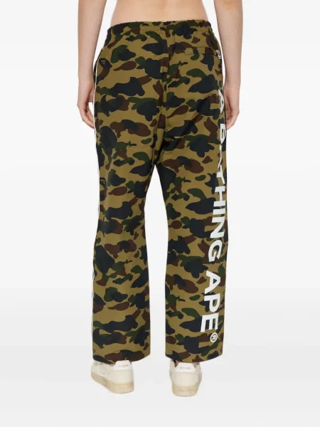 Pantaloni A Bathing Ape® cu imagine cu model camuflaj verde
