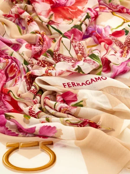 Fular Ferragamo de mătase cu imagine roz