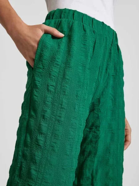 Spodnie materiałowe o luźnym kroju z fakturowanym wzorem model ‘NOELLA’ Vero Moda zielone