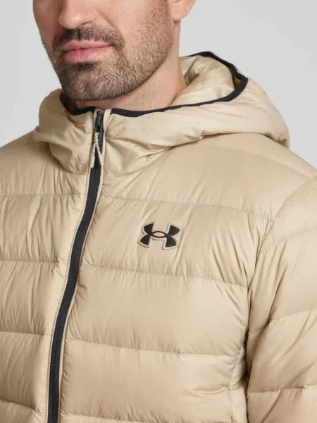 Kurtka pikowana z naszywką z logo model ‘LEGEND’ Under Armour beżowa