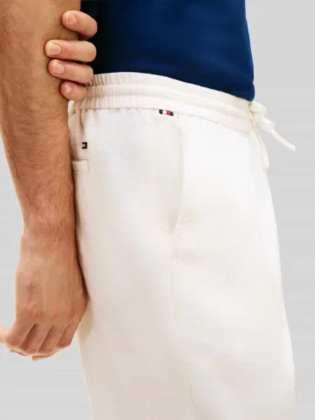Сhinosy Tommy Hilfiger zwężane ze sznurkiem białe