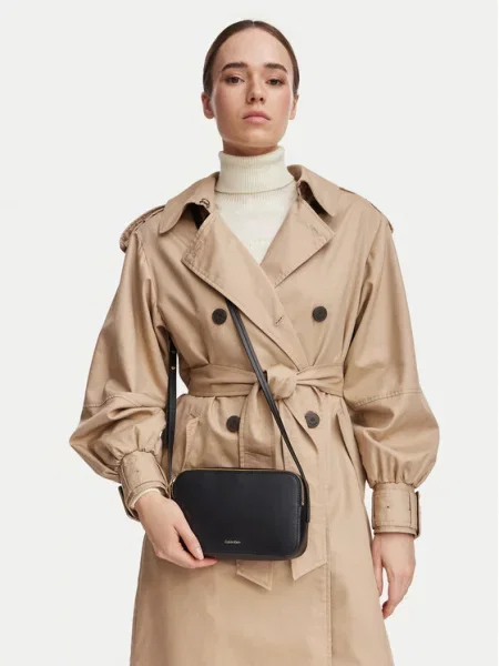 Torbica Calvin Klein Foil Logo Elongated Camera Bag crna