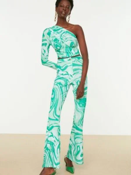 Pantaloni Trendyol evazate verde