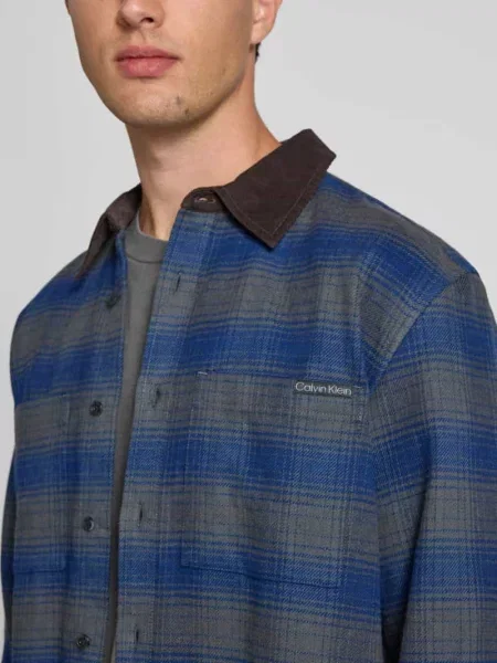 Kurtka koszulowa o kroju slim fit z na piersi Calvin Klein Jeans