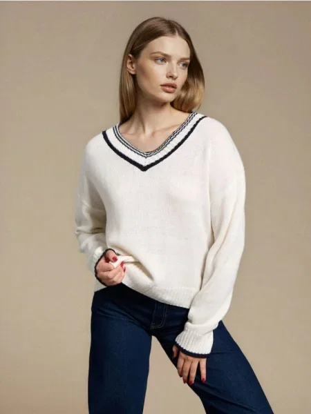 Светр з контрастним вирізом білий