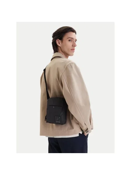 Torbica za okrog pasu Calvin Klein Utility Emblem Reporter črna