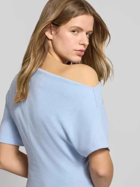 T-shirt o kroju regular fit w asymetrycznym kroju Gina Tricot