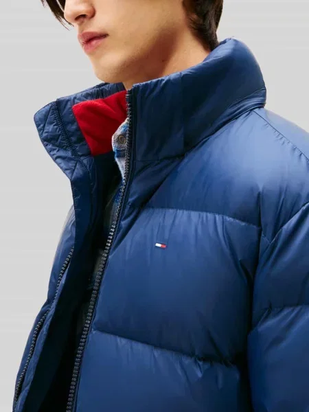 Kurtka puchowa o kroju relaxed fit z kapturem Tommy Jeans granatowa