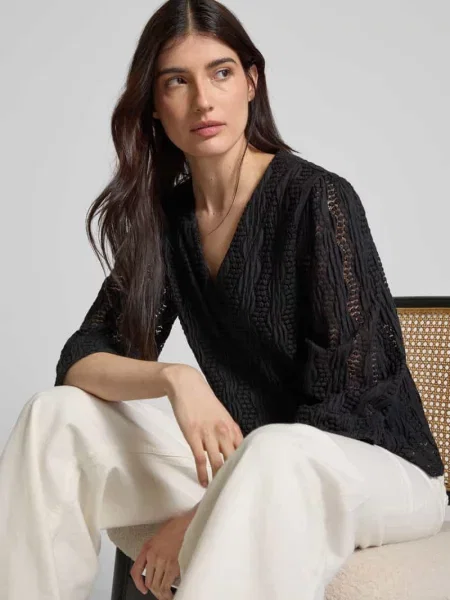 Bluzka o kroju regular fit z dekoltem w serek model ‘LUMENA’ Vila czarna