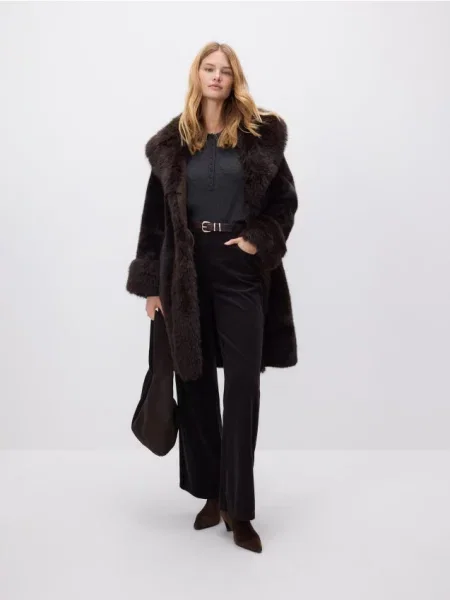Reserved Пальто зі штучного хутра темно коричневий