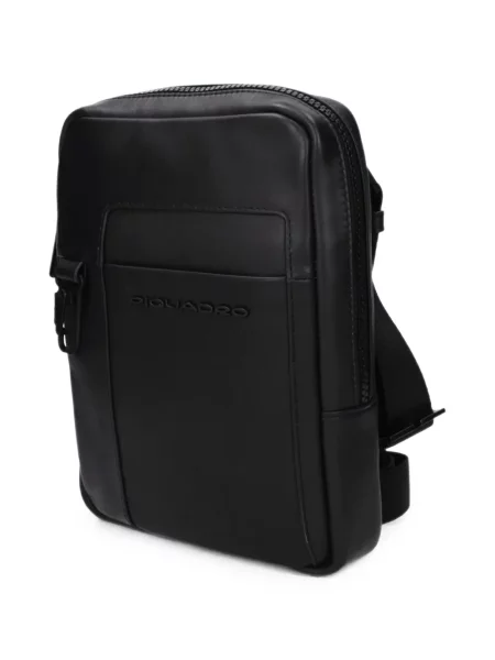 Kožna crossbody torba Piquadro s autogramom crna