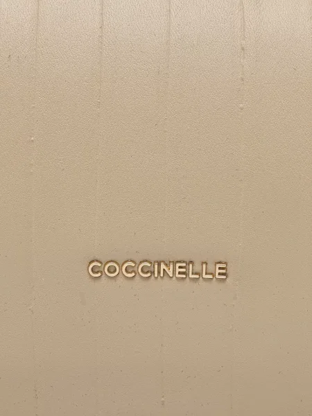 Кожаная сумка Coccinelle бежевая