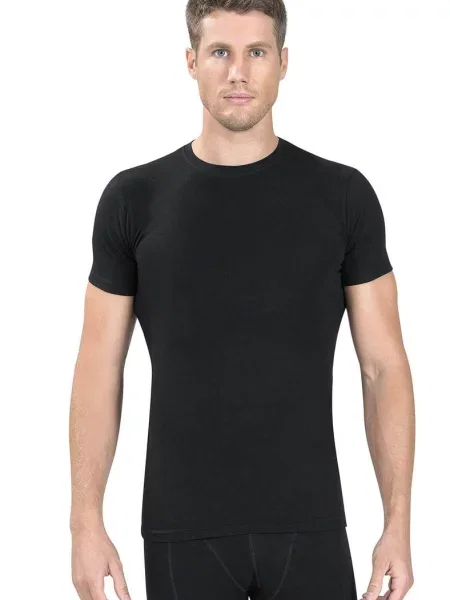 Базовая мужская футболка чорна