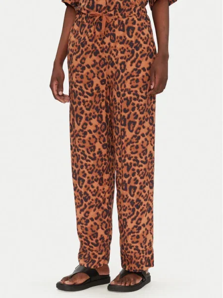 Chantelle Pantaloni din Explore maro