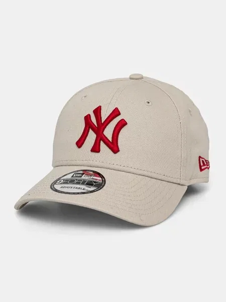 Шапка с козирка New Era с апликация бежово