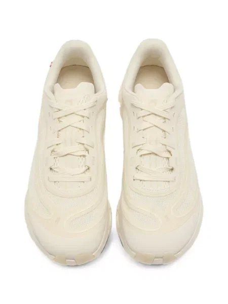 Sneakerși On