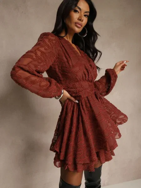 Rozkloszowana Sukienka z Siateczki z Ozdobnym Tłoczeniem Zenessalia czerwona