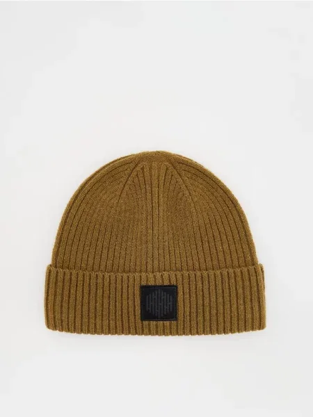 Шапка Reserved бежевая