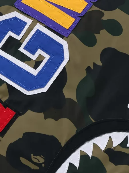 Geacă A Bathing Ape® cu imagine cu model camuflaj verde