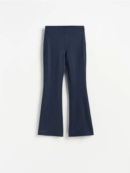 Reserved Pantaloni flare cu adaos de bleumarin