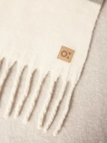 Szal z frędzlami i detalem z logo model ‘Allanis’ Opus