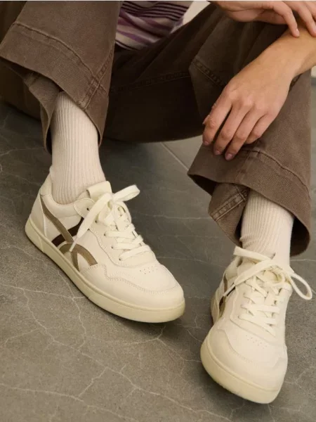 Кросівки з екошкіри з декоративною вставкою нюдовий