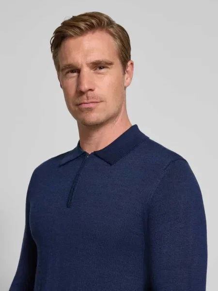Sweter z dzianiny o kroju regular fit z mieszanki wełny z wykładanym kołnierzem Christian Berg Men granatowy