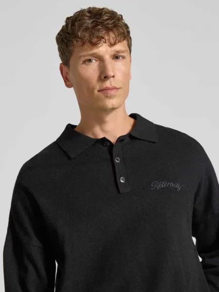 Sweter z dzianiny o kroju regular fit z kołnierzykiem polo Reternity czarna