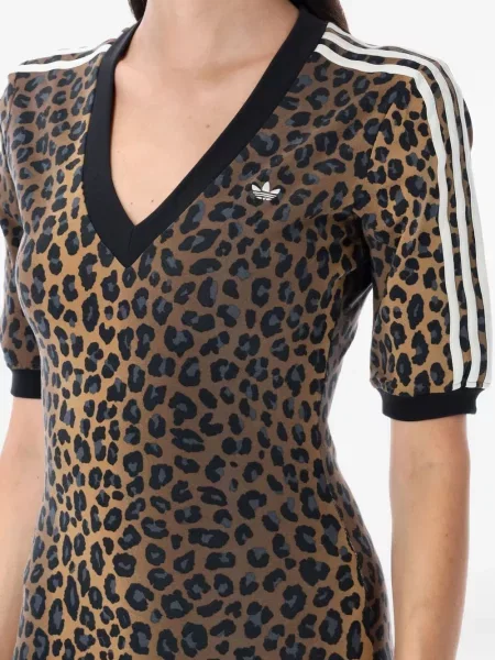 Pantaloni scurți Adidas zdrențuiți cu dungi din satin maro