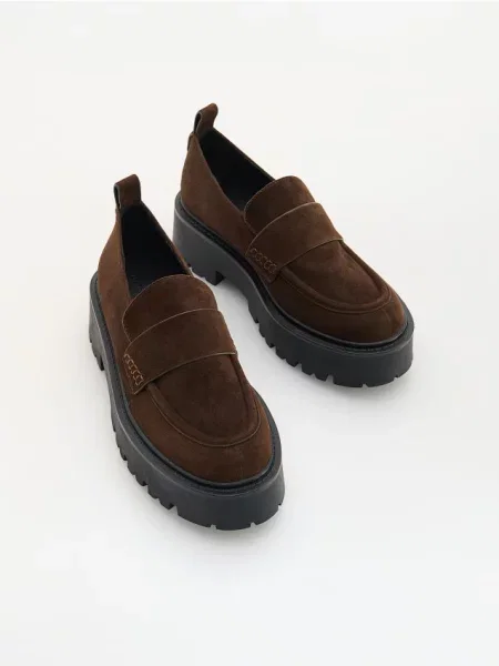 Reserved Mocasini din piele întoarsă maro-închis maro