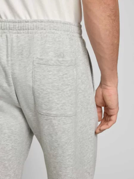 Spodnie dresowe z zaszewką i emblematami varsity Review