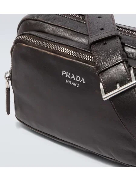 Usnjena obrabljena crossbody torba Prada rjava