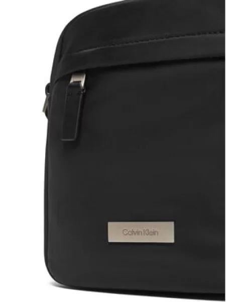 Calvin Klein Torbica za okrog pasu Sleek Reporter črna