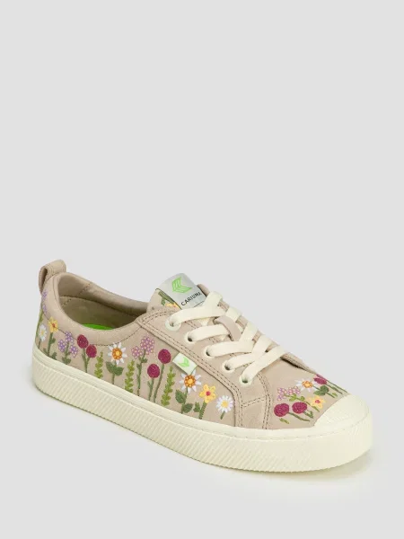 Trampki zamszowe Cariuma OCA Low Rose Suede Embroidered Flowers beżowe