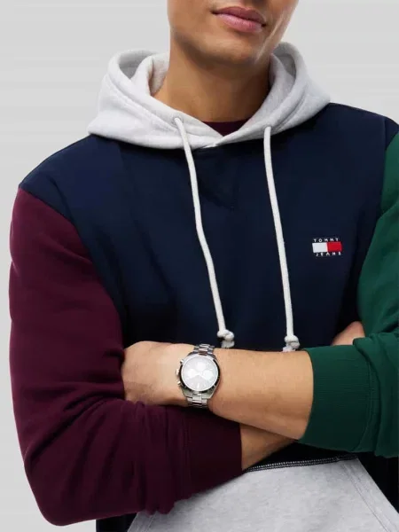 Bluza o kroju regular fit z mieszanki bawełny Tommy Jeans granatowa