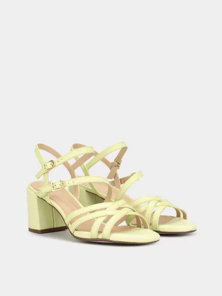 Кожаные босоножки Clarks желтые
