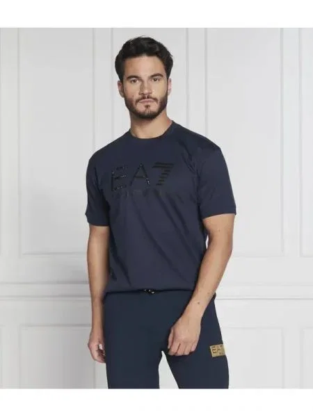Tricou