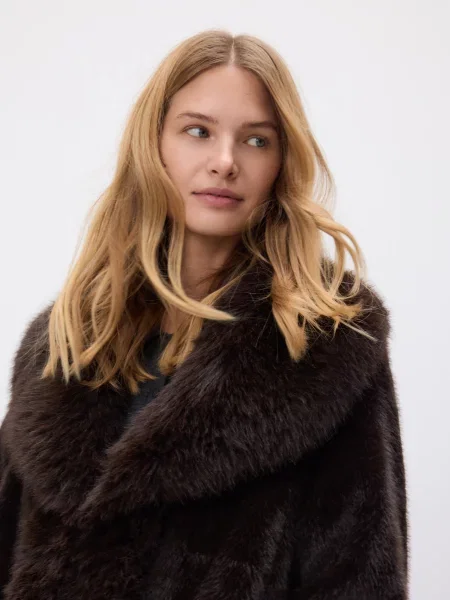 Reserved Пальто зі штучного хутра темно коричневий