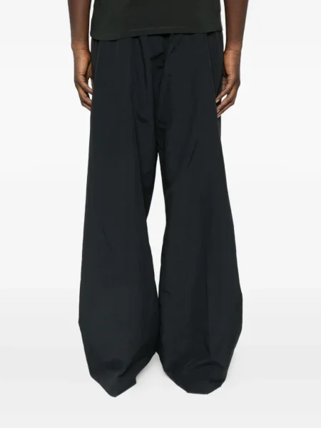 Pantaloni Erl plisate negru