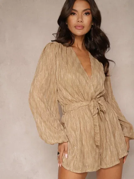 Ciemnobeżowy Kombinezon Kopertowy z Tłoczeniami i Błyszczącymi Przeszyciami Wiązany w Talii Venirise beżowy