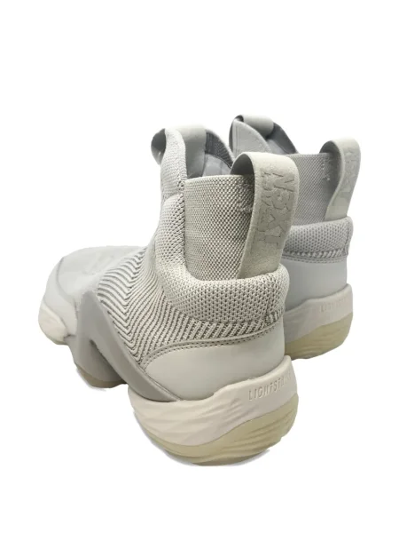 Top Adidas alergare cu decolteu în V alb